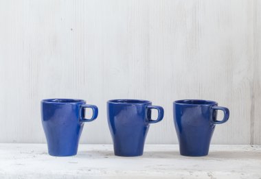 kupalar ve masada çatal