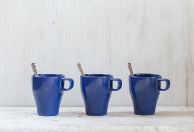 kupalar ve masada çatal