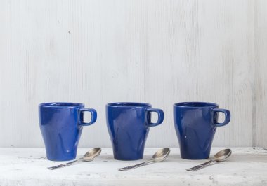 kupalar ve masada çatal