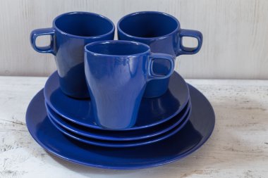 kupalar ve tabakları masaya