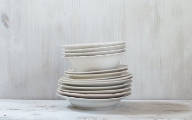 Beyaz tabak yığını