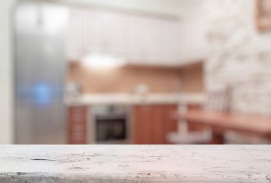 Mutfaktaki tahta masa.