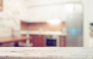 Mutfaktaki tahta masa.