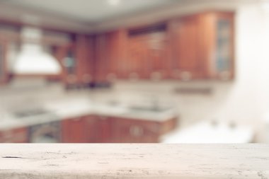 Mutfaktaki tahta masa.