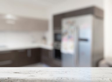 Mutfaktaki tahta masa.