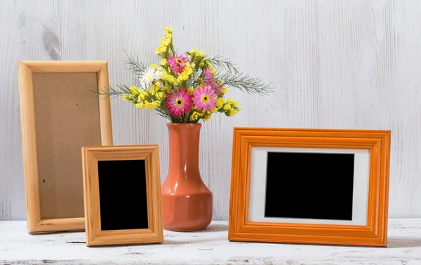 kare beyaz masa üzerinde