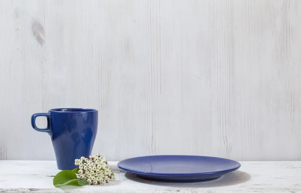 Mug and plates on table — Stock Photo, Image