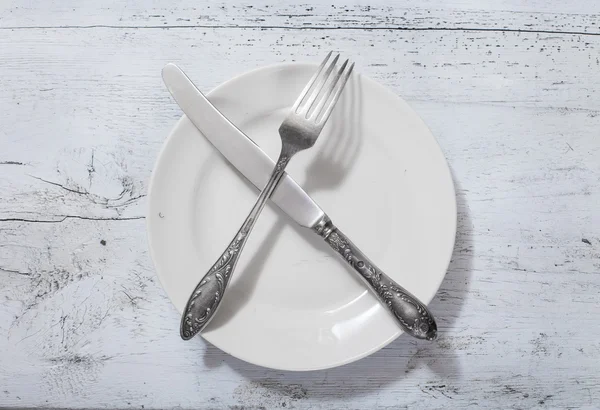 Антикварна виделка, ніж і тарілка на столі — стокове фото