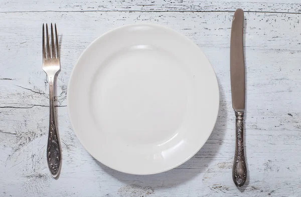Antike Gabel, Messer und Teller auf dem Tisch — Stockfoto