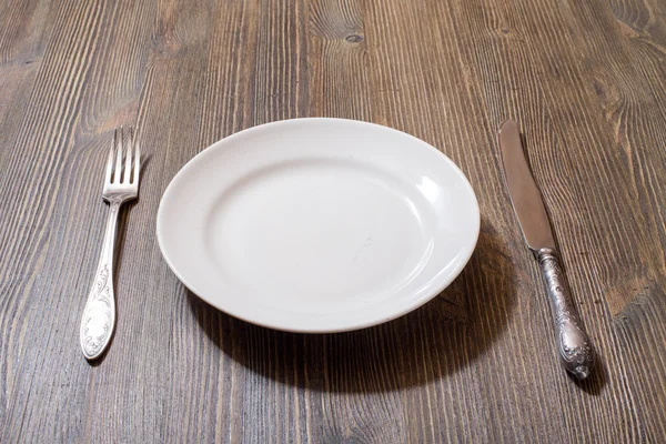 Антикварная вилка, нож и тарелка — стоковое фото