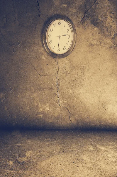 Grunge-Interieur mit Uhr — Stockfoto