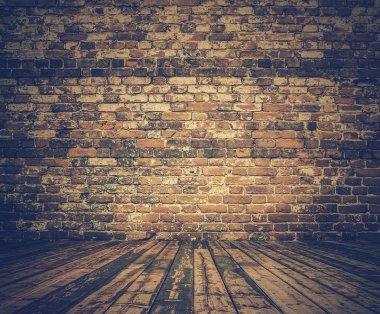 tuğla duvar ve ahşap yerde Oda