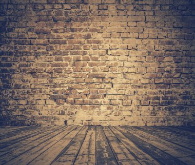 tuğla duvar ve ahşap yerde Oda