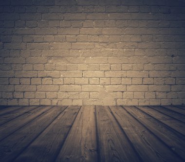 tuğla duvar ve ahşap yerde Oda