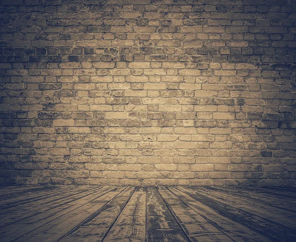 れんが造りの壁と木製の床の部屋 — ストック写真