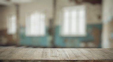 eski odasında ahşap masa