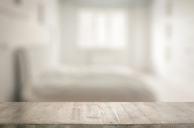 Yatak odasında ahşap masa