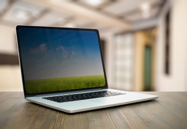 bilgisayar ahşap masada