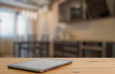 Tahta masadaki dijital tablet