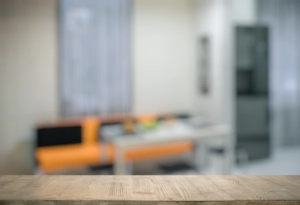 Деревянный стол в гостиной — стоковое фото