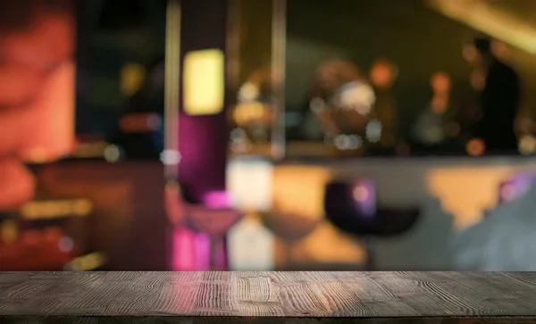 Table de bar en bois vide — Photo