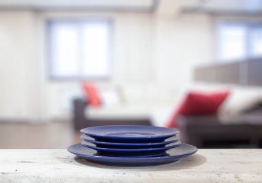 Beyaz masa mavi plakaları