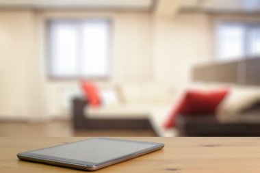 Tahta masadaki dijital tablet