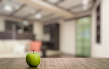 Ahşap masa üzerinde olgun elma