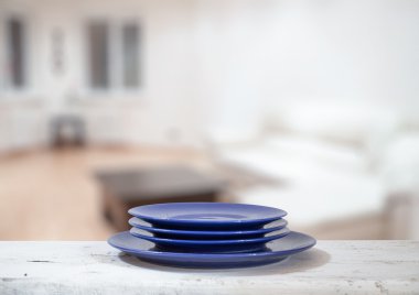 Beyaz masa mavi plakaları