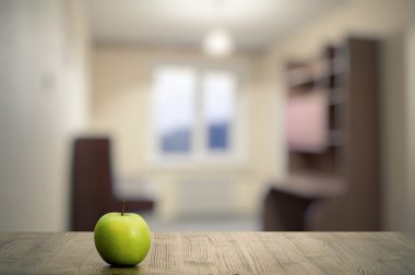 Ahşap masa üzerinde olgun elma