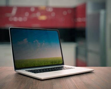 eski ahşap masa üstünde laptop