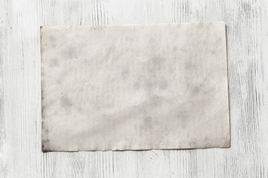 ahşap zemin üzerinde boş kağıt