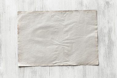 ahşap zemin üzerinde boş kağıt