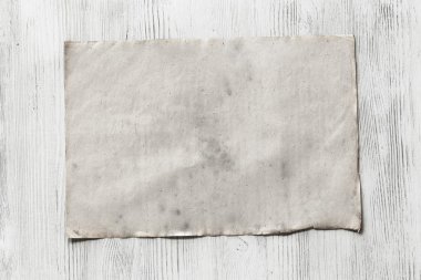 ahşap zemin üzerinde boş kağıt