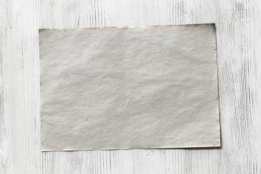 ahşap zemin üzerinde boş kağıt
