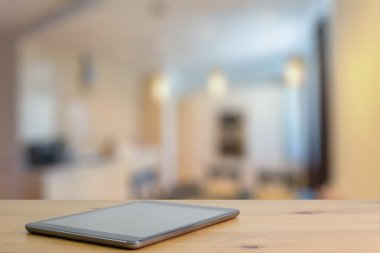 Tahta masadaki dijital tablet
