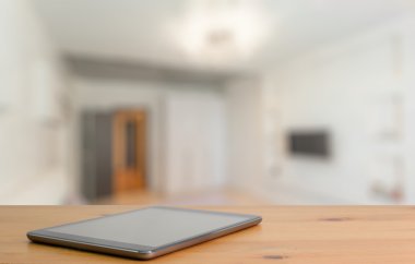 Tahta masadaki dijital tablet