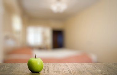 yeşil elma ahşap masada