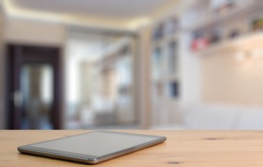 Tahta masadaki dijital tablet