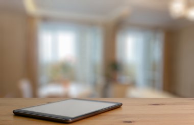 Tahta masadaki dijital tablet