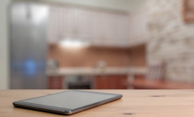 Tahta masadaki dijital tablet