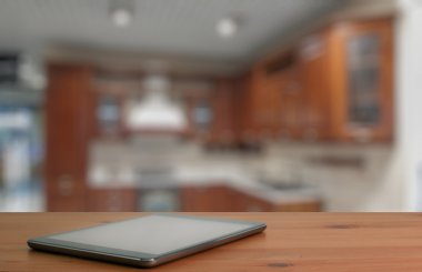 Tahta masadaki dijital tablet