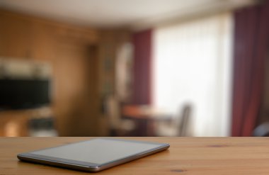 Tahta masadaki dijital tablet