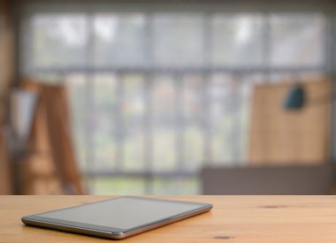 Tahta masadaki dijital tablet