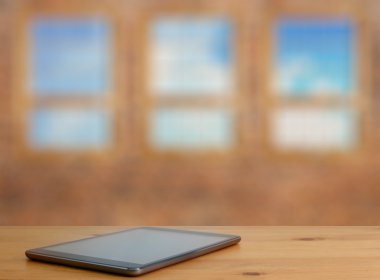 Tahta masadaki dijital tablet