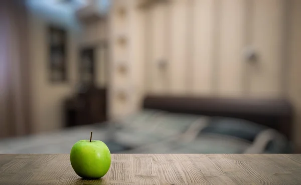 Zielone jabłko na drewnianym stole — Zdjęcie stockowe