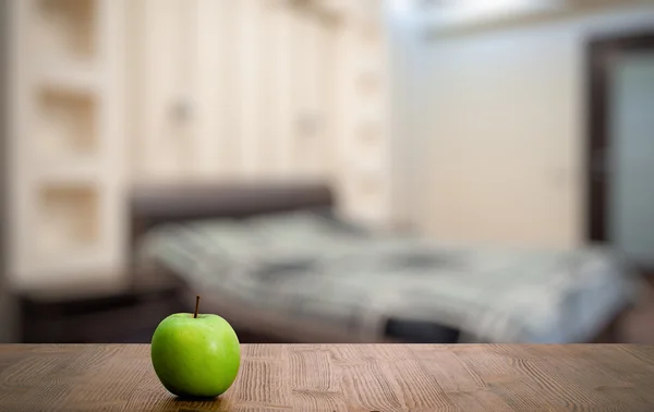 木制桌子上的青苹果 — 图库照片