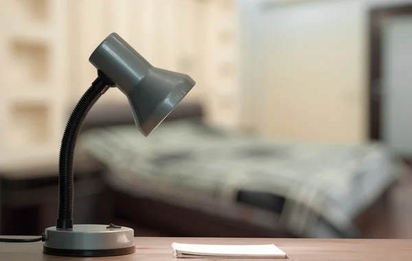 Лампа и ноутбук на столе — стоковое фото