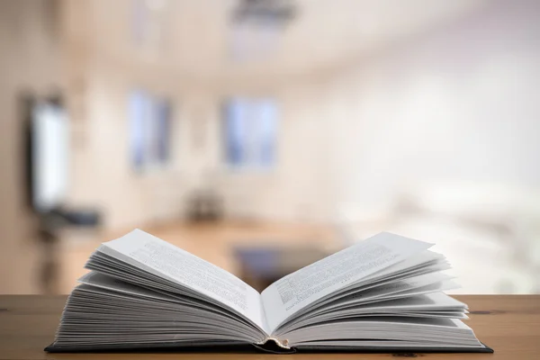 Libro abierto sobre mesa de madera —  Fotos de Stock