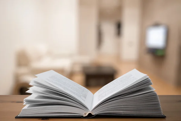 Libro abierto sobre mesa de madera —  Fotos de Stock